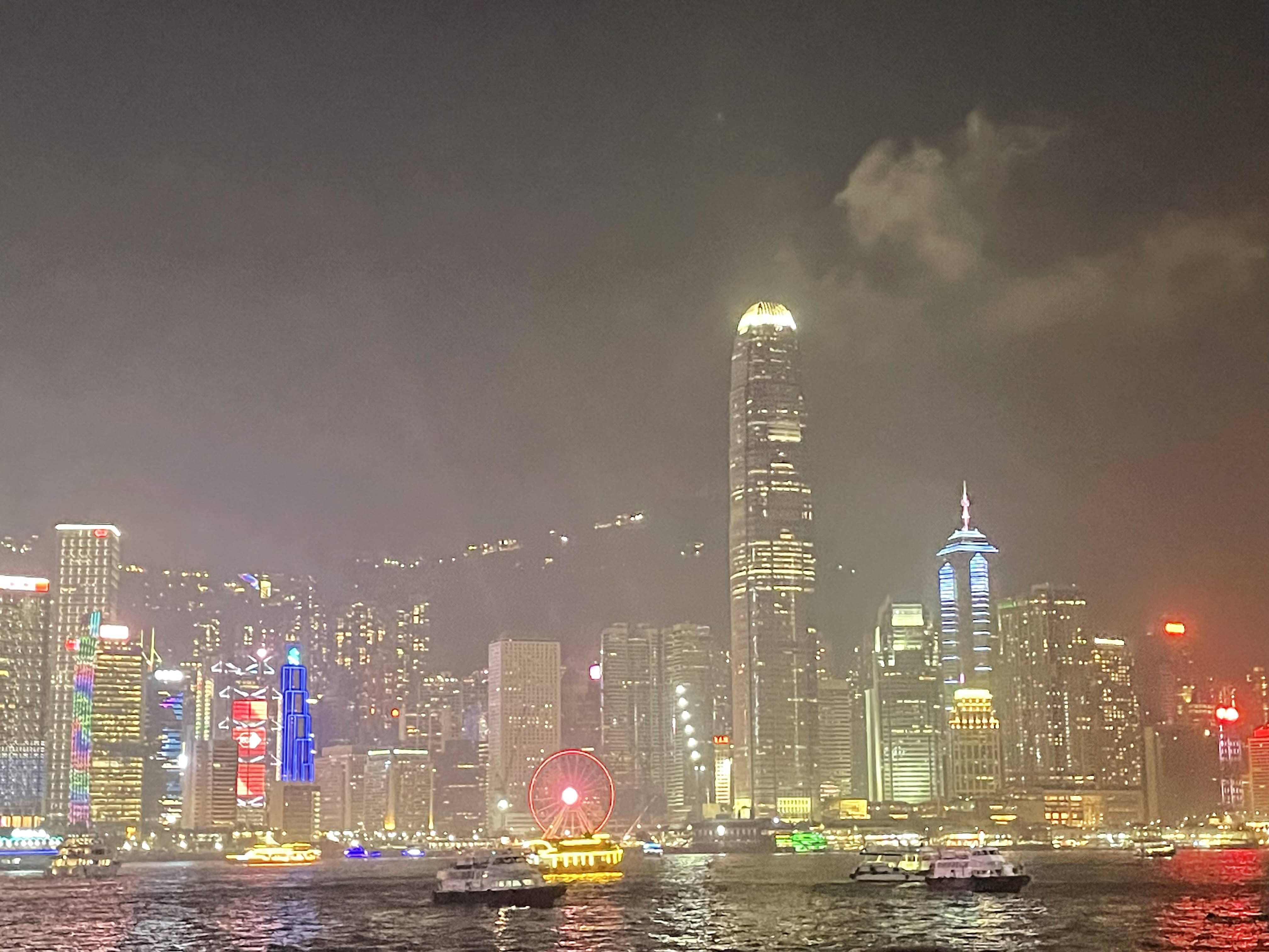 维港的夜景，原谅我只能拍出光污染的感觉